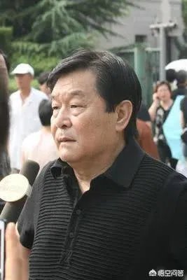 如何看待黄一鹤导演葬礼冷清的事实?