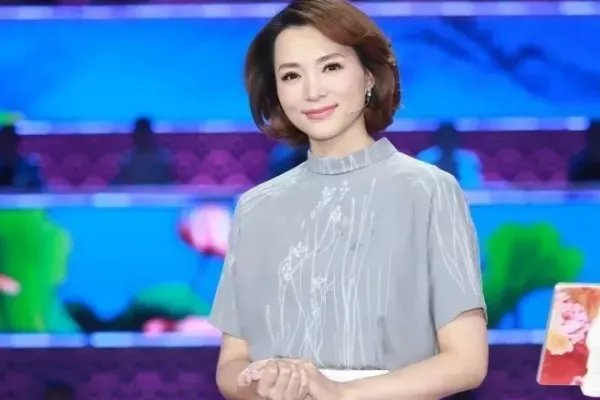 “央视一姐”董卿的工资曝光,网友直呼这也太多了,到底有多少钱?