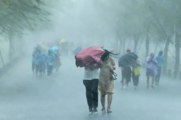 北京巨型雨幕从天而降，这场暴雨给当地造成了哪些影响？
