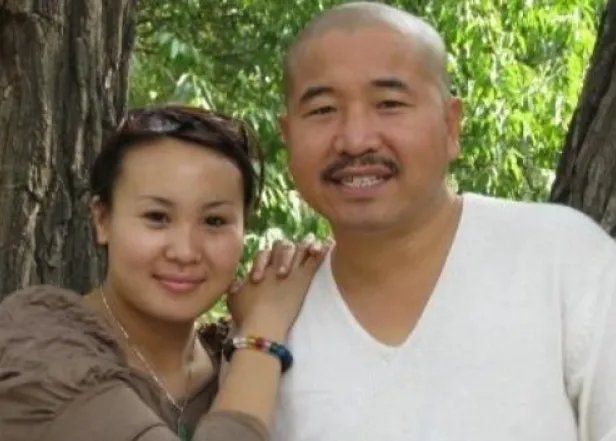 刘能，王小利夫妇罕见同框，为何会被指两代人的合影？