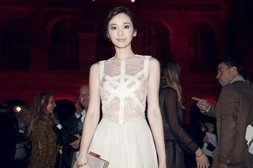 吴佩慈高龄再产女,你能接受没有婚姻就生孩子么?