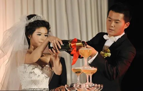 黄博文妻子照片大放送 揭秘黄博文被球迷骂的原因