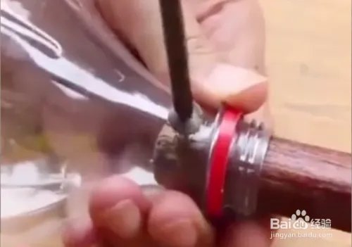 怎么用空的可乐瓶制作采果器
