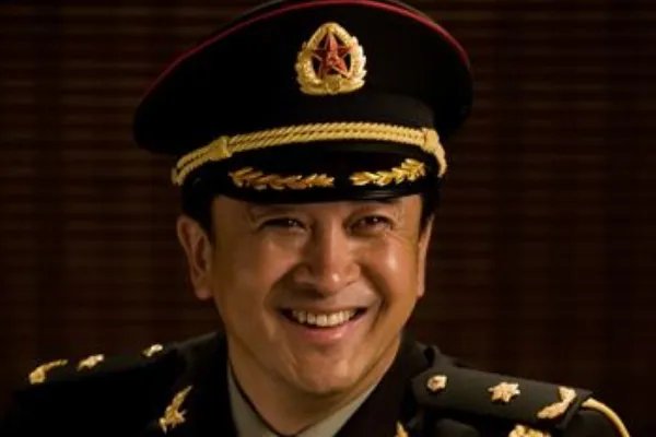 曾经的少将黄宏,免职后就被带走,这几年他的状况令人唏嘘,发生了什么?