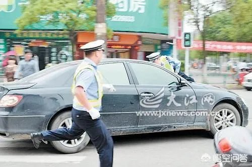 来宾一男子驾车撞警车,致一辅警受伤, 你怎么看?