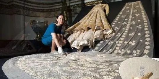 维多利亚女王:第一个穿着白色婚纱出嫁的新娘,拯救了霍尼顿蕾丝