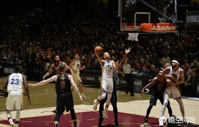 NBA总决赛G4,第四节全队都给库里喂球,是不是想帮他拿FMVP?