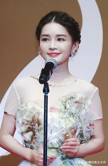 29岁李沁压轴东京,国风装成红毯第一美,你喜欢她吗?