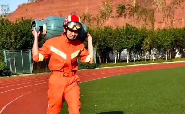 女孩考进消防队和男友成了战友究竟是怎么回事?