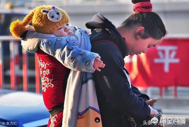 春运的时候,很多农民工不会使用抢票软件,导致买不到票或者只是站票,有办法解决吗?