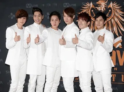 神话14周年演唱会落幕  成员申彗星受伤令粉丝担心