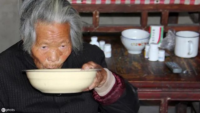 农村没有退休金的老人,该怎么办?