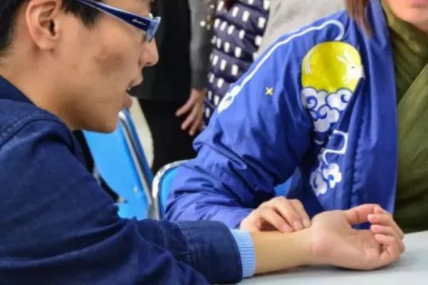 沧州北中医学生操场摆桌交流把脉,怎样看待这样的学习氛围?
