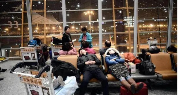 航班延误100多名中国乘客,那些被滞留的游客怎么想?