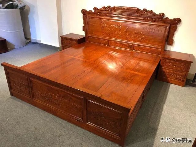 客厅是红木家具卧室衣柜和床选什么颜色?