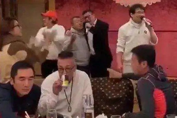 成龙曾志伟等人亲密聚会被曝光,疫情期间为何还不听劝阻私下聚会?