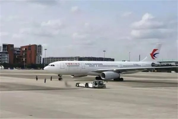 东航一机务遭牵引车碾压身亡,机务如何保护自身安全?