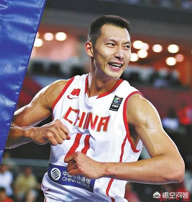 易建联向武汉多家医院共计捐赠11250套防护服,你怎么评价这位中国男篮领袖的行为?