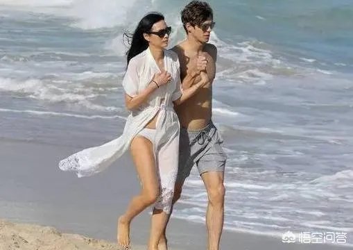 惨遭亿万富豪默多克起诉离婚后,邓文迪为何还能做社交女王?