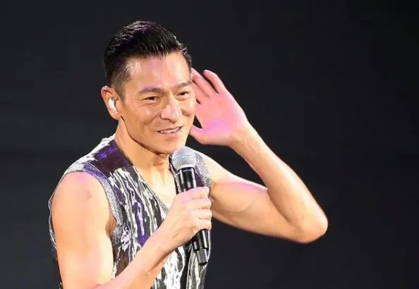 铁汉也柔情,天王活成了“女儿奴”,这不就是最普通爸爸的模样吗?
