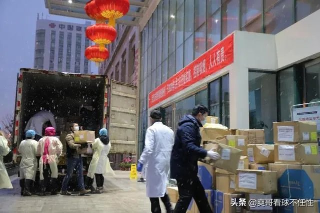 易建联向武汉多家医院共计捐赠11250套防护服,你怎么评价这位中国男篮领袖的行为?