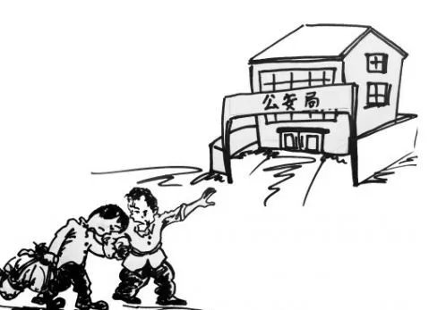 男子诈骗潜逃八年终自首？