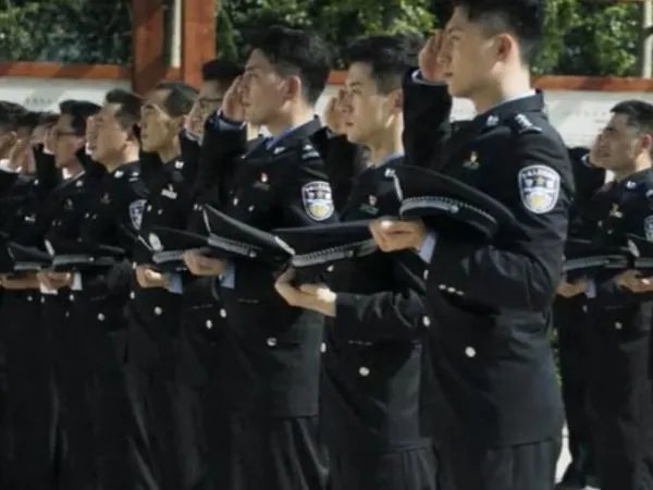 今年已经有50名民警因公牺牲，他们都是因何牺牲的？
