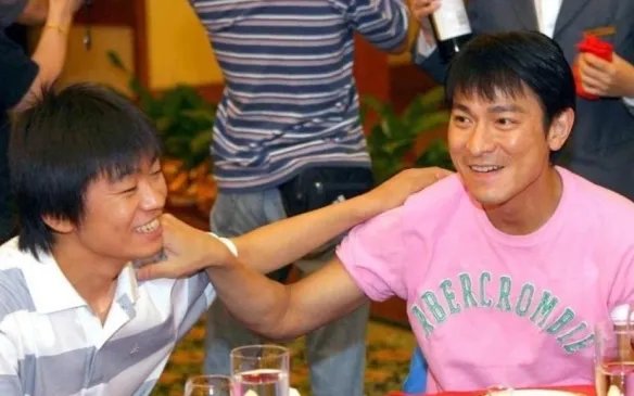 王宝强微博晒与刘德华刘若英19年前合照!回忆满满!