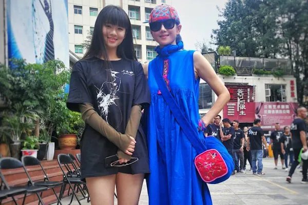 曾经在春晚一转成名的小彩旗,现在生活的怎么样了?