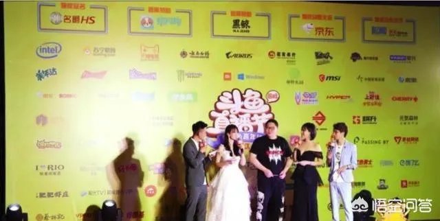 斗鱼嘉年华观众无心看女主播,只因女主持太吸睛,PDD眼都看直了,你觉得怎么样?