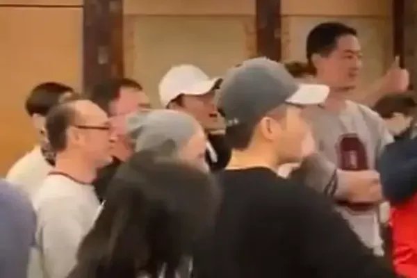 成龙曾志伟等人亲密聚会被曝光,疫情期间为何还不听劝阻私下聚会?
