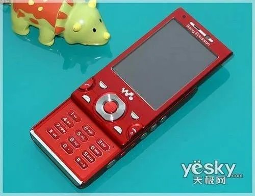 索爱红色滑盖手机