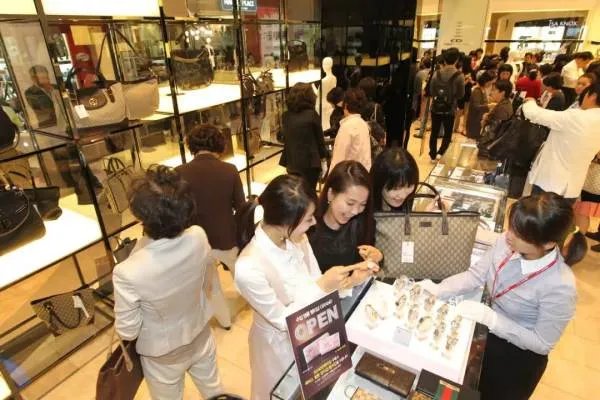 杭州男子花41万买卡地亚被店员气到住院,为什么奢侈品店的员工总是很拽?