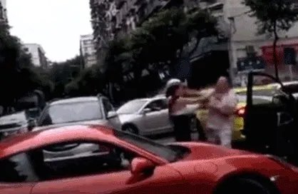 保时捷女司机年轻时就性格张扬,如今做土石方生意,你怎么看?