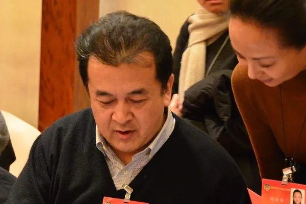 曾经的少将黄宏,免职后就被带走,这几年他的状况令人唏嘘,发生了什么?