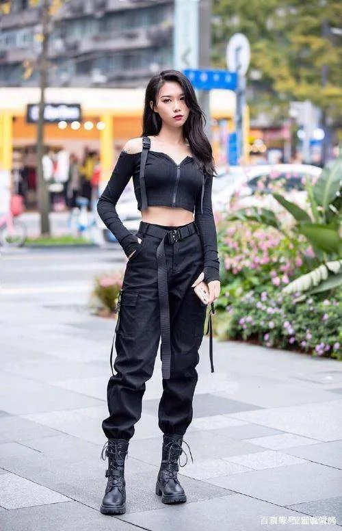 服了杨钰莹的“冻龄感”,露脐上衣搭长裤,身材比少女还少女!你怎么看?