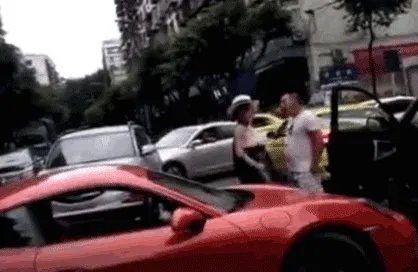 保时捷女司机年轻时就性格张扬，如今做土石方生意，你怎么看？
