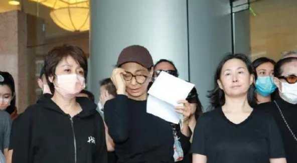 四太梁安琪年轻照流出,一头短发显清纯60岁依然美,你赞同吗?