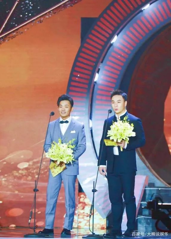 王宝强释小龙时隔多年再同框,画风奇特身高成最大硬伤。你怎么看?