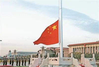 游客为雨中执勤哨兵撑伞,现场到底是何情况?