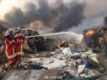 黎巴嫩奶奶在破损房间中弹钢琴 黎巴嫩爆炸致135死