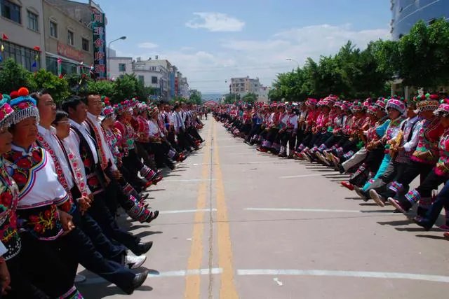 云南彝族跳舞为什么要用左脚?