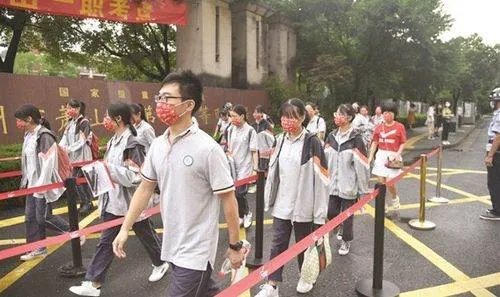 2022湖南高考首日,直击长沙考点现场,当地的情况如何?