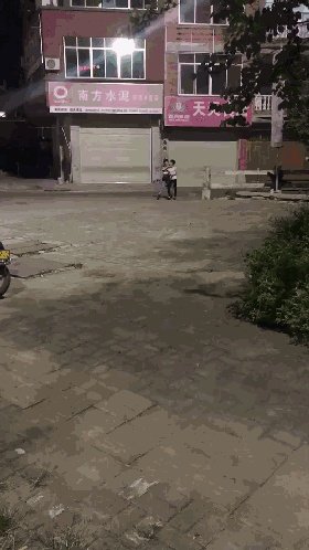 男子为何持刀挟持女友弟弟?
