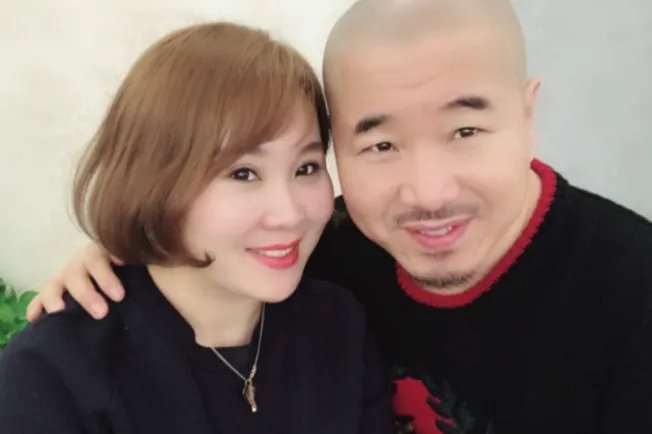 刘能,王小利夫妇罕见同框,为何会被指两代人的合影?
