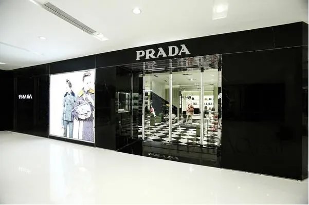 平平无奇却被Prada力捧,Kris Grikaite什么来头?