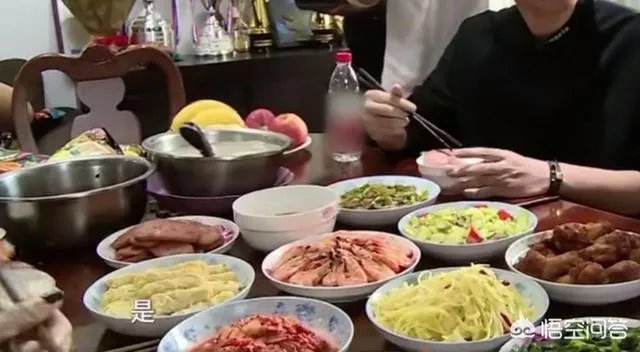 IG队员宿舍餐曝光,10多盘菜引鲁豫双手点赞,对此你怎么看?