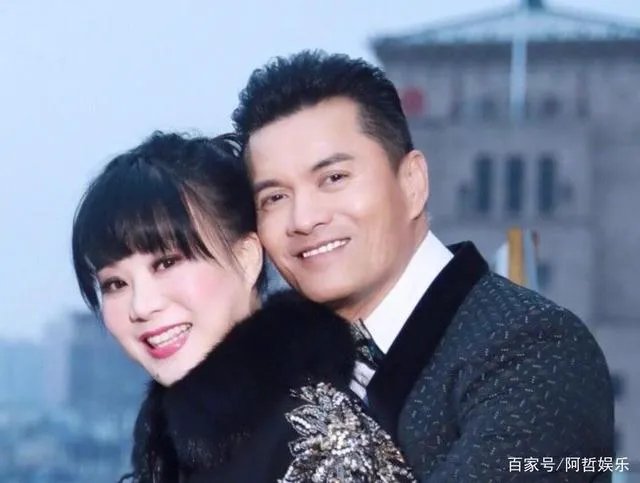 头婚娶周海媚,二婚与邝美云闪婚闪离,吕良伟现在怎么样了?