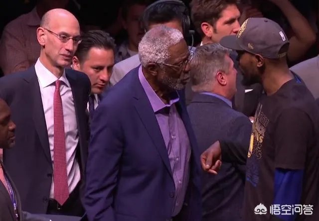 NBA总决赛G4,第四节全队都给库里喂球,是不是想帮他拿FMVP?