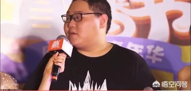 斗鱼嘉年华观众无心看女主播,只因女主持太吸睛,PDD眼都看直了,你觉得怎么样?